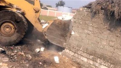 في استجابة سريعة لشكوى الأهالى البيئة ترفع تراكمات المخالفات من مدخل قرية مشتهر