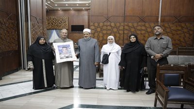 الإمام الأكبر يستقبل عددًا من ذوي الشهداء والمصابين قبل سفرهم لأداء العمرة