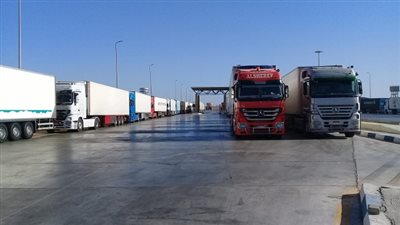 تداول 365 شاحنة و16 سيارة بموانىء البحر الاحمر