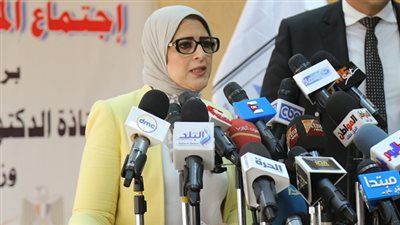 الصحة تنفي وقف تكليف الأطباء.. وتؤكد تكليف 8040 طبيباً العام الحالي