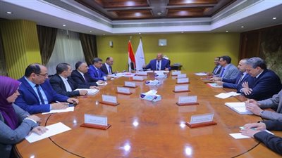 وزير النقل يجتمع برئيس وقيادات هيئة الطرق والكباري لمتابعة معدلات التطوير
