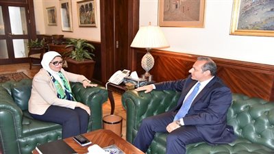 وزيرة الصحة تبحث مع رئيس مجلس إدارة البنك الأهلي المصرى سبل التعاون