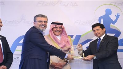 وزير الشباب والسفير السعودي يكرمان الاعلامى عمرو الليثى فى احتفالية التعاون المصرى السعودى