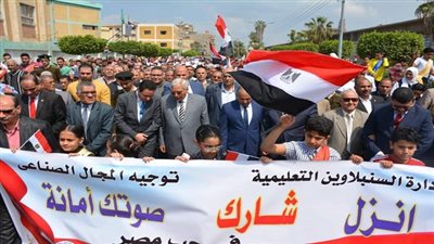 بالصور.. شاروبيم يشارك أبناء السنبلاوين في المسيرة الوطنية بشارع المدينة 