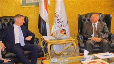 وزير النقل يبحث مع السفير القبرصي بالقاهرة تدعيم التعاون بين الجانبين فى مجال النقل البحرى
