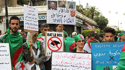 آلاف المتظاهرين يحتجون في شوارع العاصمة الجزائرية وسط غياب الأمن