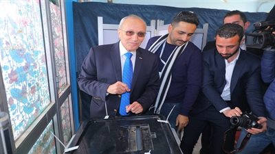 وزير الانتاج الحربي يدلي بصوته في التعديلات الدستورية