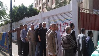 اصطفاف العشرات من المواطنين أمام لجنة مدرسة البساتين المشتركة