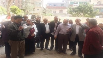 معلمي قها يحتشدون امام اللجان للادلاء باصواتهم 