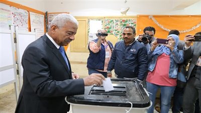 بالصور.. محافظ السويس يدلي بصوته للتعديلات الدستورية