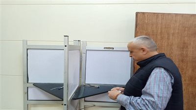 نائب رئيس هيئة المجتمعات العمرانية الجديدة يُدلى بصوته فى استفتاء التعديلات الدستورية