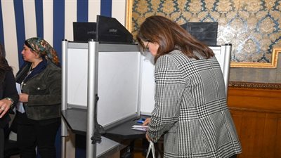 وزيرة التخطيط تدلي بصوتها في الساعات الأولي من الاستفتاء على التعديلات الدستورية
