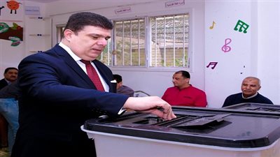 رئيس الهيئة الوطنية للإعلام يدلي بصوته في الاستفتاء
