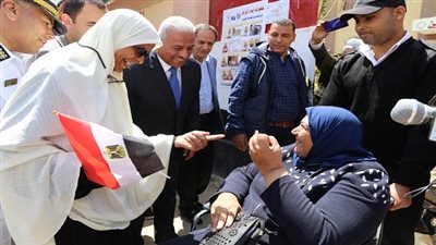  بالصور.. محافظ السويس يتابع الاستفتاء بلجان شباب المدينة ومنشية الرجولة