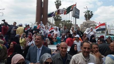 رئيس جامعة المنصورة يشارك الطلاب في مسيرة حاشدة في الاستفتاء لدستور 2019