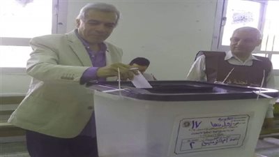 وكيل تعليم القليوبية يدلي بصوته ويتابع عملية  الاستفتاء 