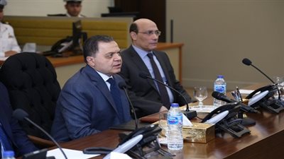 وزير الداخلية يتابع أعمال اللجان من داخل غرفة العمليات