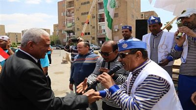 محافظ السويس يتابع سير لجان الاستفتاء بمدارس المحافظة على انغام السمسمية