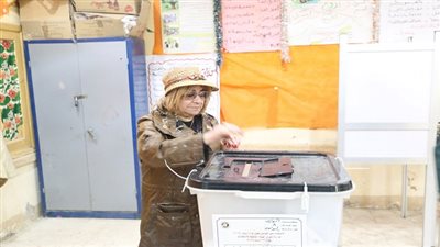 بالصور .. مصرية مقيمة بكندا تدلي بصوتها فى الاستفتاء بالسويس