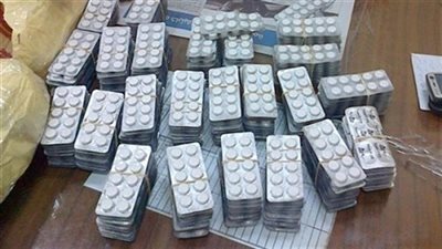 تفاصيل القبض على ثلاث مسنات بمطار جدة وبحوزتهم ٢٥٠ الف قرص مخدر وضعهم منظم الرحلة