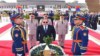 الرئيس السيسي يضع إكليل من الزهور على النصب التذكاري للجندى المجهول بمدينة نصر