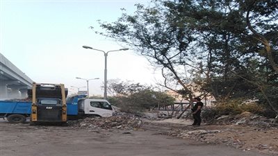 البيئة: رفع تراكم مخلفات في حي النزهة استجابة لشكاوي المواطنين