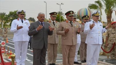 قائد الجيش ومحافظ السويس يضعان اكاليل الزهور على قبر الجندى المجهول