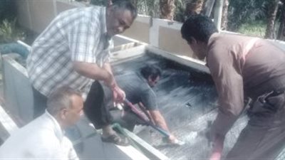 الأقصر تجرى عملية غسيل وتعقيم خزانات مرشح الظهير الصحراوى بقامولا