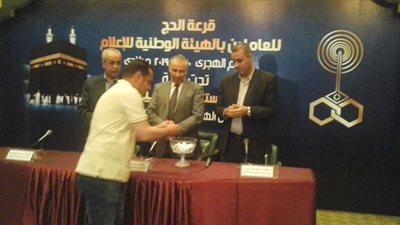 بالصور.. الوطنية للإعلام تجري قرعة علنية للعاملين المتقدمين للحصول على تأشيرة الحج