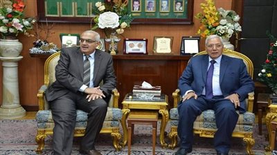 رئيس جامعة المنصورة يهنىء الأخوة المسيحيين بعيد القيامة المجيد 