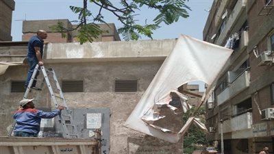 إزالة الاعلانات المخالفة من شارع بالمعادى الجديدة