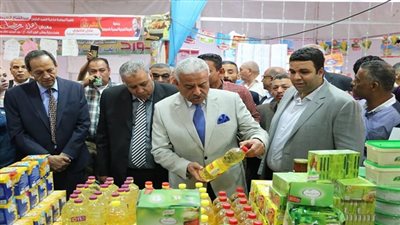 بالصور.. محافظ السويس  يفتتح معارض 