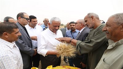  محافظ السويس يفتتح موسم حصاد قمح بالمحافظة