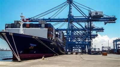 تداول 383 شاحنة بضائع و349 سيارة بموانىء البحر الاحمر