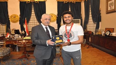 بالصور.. وزير التعليم يستقبل الفريق المصري السويسى الفائز بجائزة التَمَيُز في بطولة امريكا
