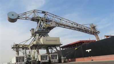 تداول 500 طن معدات ومواسير بترولية و122 سيارة بموانىء البحر الاحمر