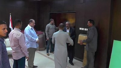 محافظ الفيوم يوزع 200 كرتونة مواد غذائية للأسر الأولى بالرعاية بمناسبة شهر رمضان 