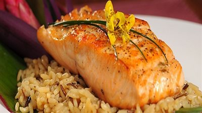 طبق اليوم.. سمك البانيه مع الأرز بالبصل والزبيب