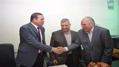 رئيس جامعة سوهاج يكرم مدير عام إدارة الخريجين بالجامعة