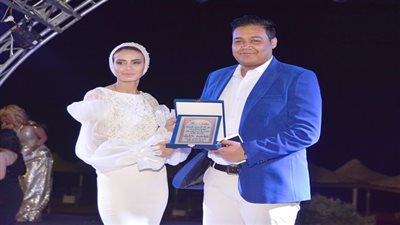 بالصور.. تكريم مؤمن خليل في مهرجان الغردقة الدولي للجمال والأزياء