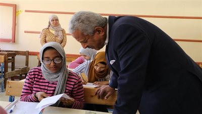  بالصور.. محافظ السويس يتفقد امتحانات الشهادة الاعدادية
