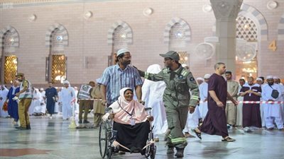  1300 شاب وفتاة وعائلات سعودية ورجال الأمن يقدمون صورة مشرقة بالمسجد النبوي