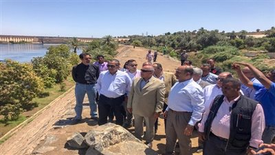 وزير النقل يتفقد موقع مشروع انشاء محور بديل لخزان اسوان