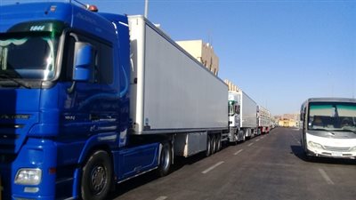 تداول 323 شاحنة بضائع و117 سيارة بموانىء البحر الاحمر