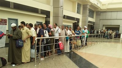 وزير النقل يوجه برفع درجة الاستعداد بموانىء البحر الاحمر لبدء موسم عودة العمالة المصرية