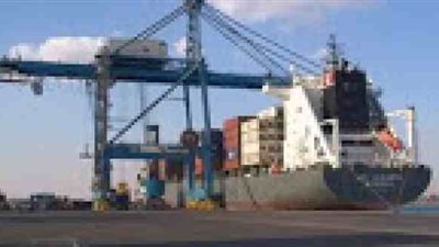 تداول 150 شاحنة بضائع و21 سيارة بموانىء البحر الاحمر