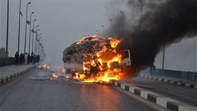اشتعال النيران بسيارة محملة بالمراتب الاسفنجية أثناء سيرها بطما