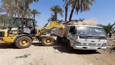 الوحدة المحلية لمدينة طما تقوم برفع المخلفات من القرى