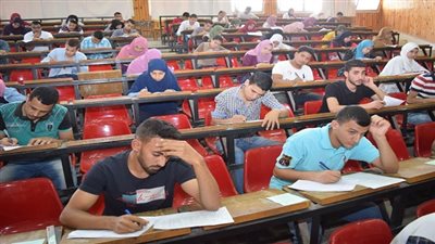 عزيز يتفقد سير الامتحانات بكلية الصيدلة والعلوم ومعهد التمريض بسوهاج