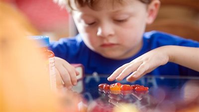 طفل يتناول كمية من الحبوب  بسوهاج